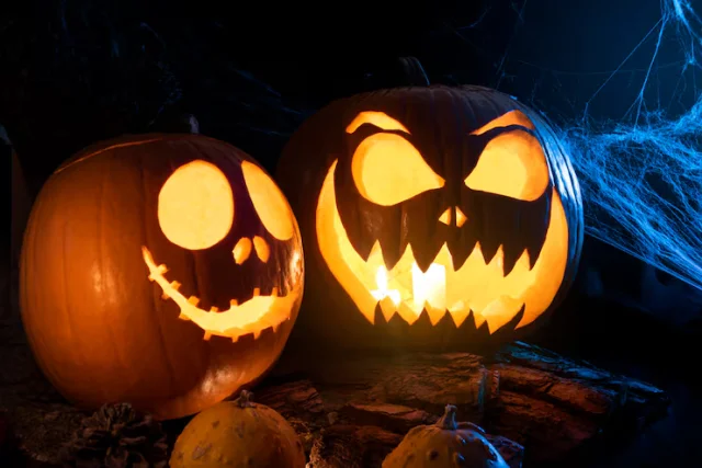 zucche-di-halloween-spaventose-con-ragnatela_23-2149843200